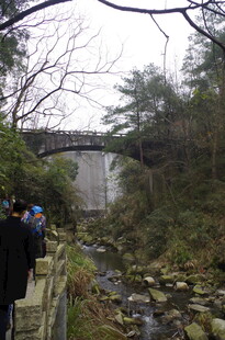 衡山山间石桥下的徒步人群