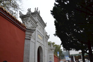 衡山中式红墙拱门建筑景观