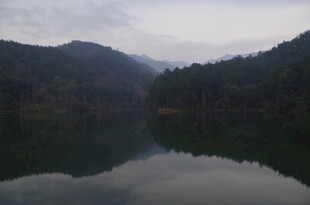 衡山宁静山水湖景图