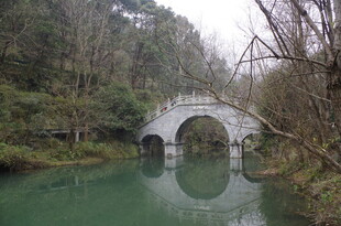 衡山青山绿水间的古朴石拱桥