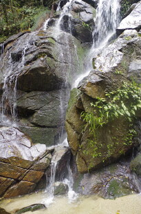 衡山山间瀑布岩石绿植景观