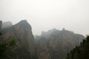 雾中峻峭山峰景色