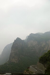 云雾缭绕的巍峨山峦