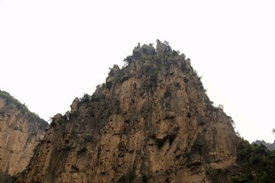 陡峭嶙峋的壮观山峰