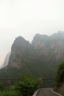 山间蜿蜒公路 云雾缭绕