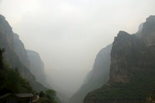 云雾缭绕的壮丽峡谷景观