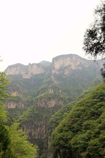 山峦叠翠间的自然景致