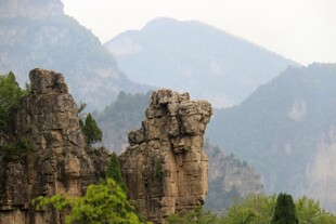 奇峰耸立的壮美山景