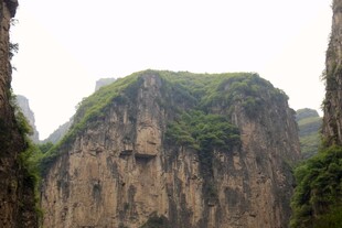 巍峨壮观的山景