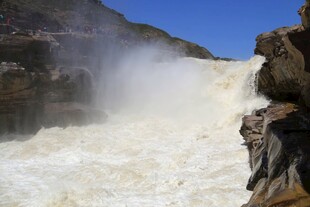 壮观瀑布倾泻而下