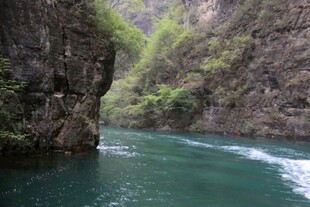峡谷绿水美景