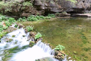 山间溪流小瀑布自然美景