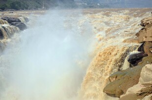 黄河壶口瀑布壮观景象