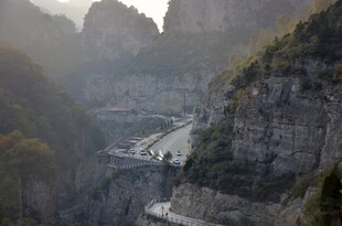 山间蜿蜒公路 壮丽景致