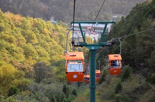 山间缆车穿梭于斑斓秋色