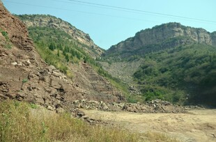 山间开阔地貌景观