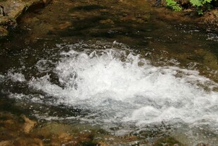 山间溪流激起白色水花
