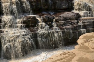 山间瀑布流水景观