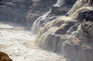 黄河壶口瀑布壮观景象
