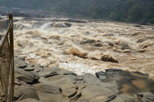 湍急河流与嶙峋岩石景观
