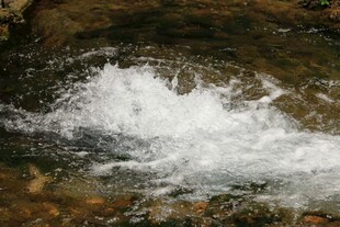 溪流溅起的白色水花