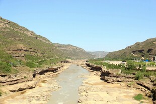 山间蜿蜒河流景观