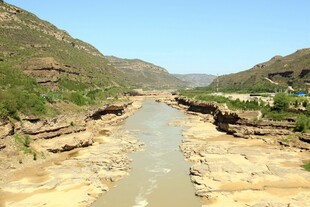 山间蜿蜒的河流景观