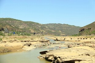 黄河岸边的开阔河滩景色