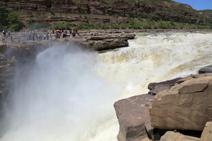 壮观瀑布倾泻于岩石间