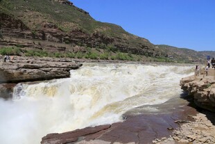 壮观的河流瀑布景观