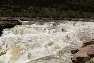 湍急河流奔腾于岩石间