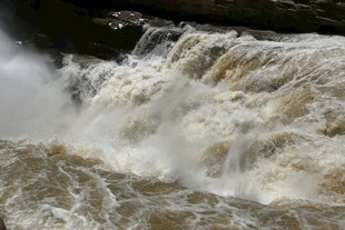 湍急瀑布水流奔腾景象