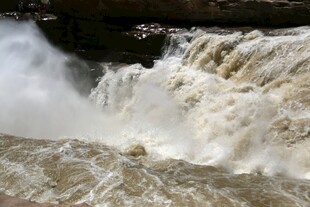 湍急瀑布水流奔腾而下
