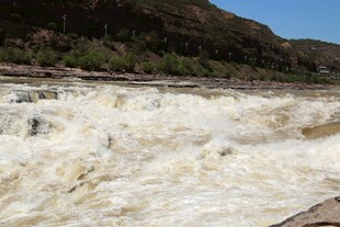 黄河奔腾的壮丽水景