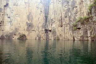 峡谷间的静谧水面