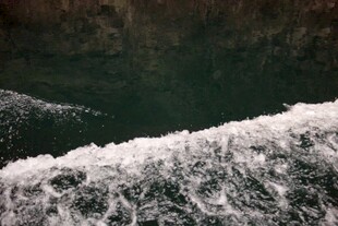 船行激起白色浪花