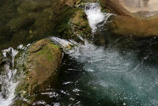 山间清泉潺潺流淌