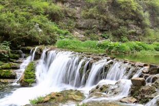 山间瀑布溪流自然美景