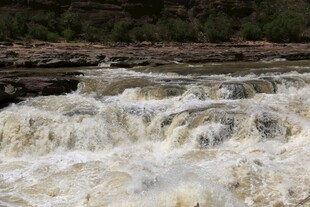 湍急河流激起白色浪花