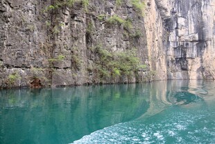 碧绿江水映峭壁美景