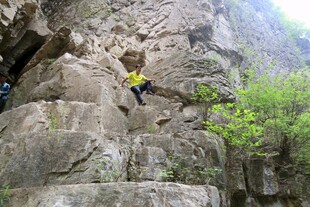 攀岩者挑战陡峭岩壁