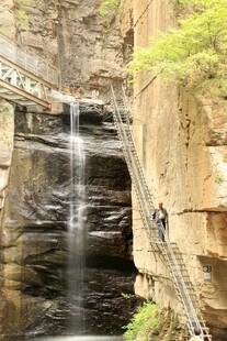 山间瀑布旁的金属栈道