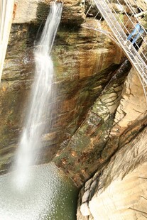 山间瀑布与金属阶梯景观