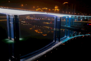 城市夜景中的高架桥