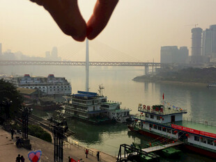 手框美景中的城市江边风光