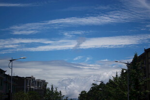 山间蓝天与飘浮的云彩