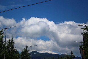 蓝天白云下的山林美景