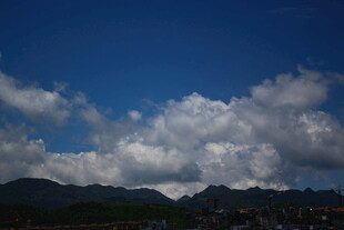 蓝天之下的白云与远山