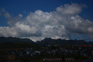 山间城镇上空的壮丽云层