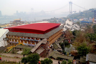 红顶建筑与周边景致